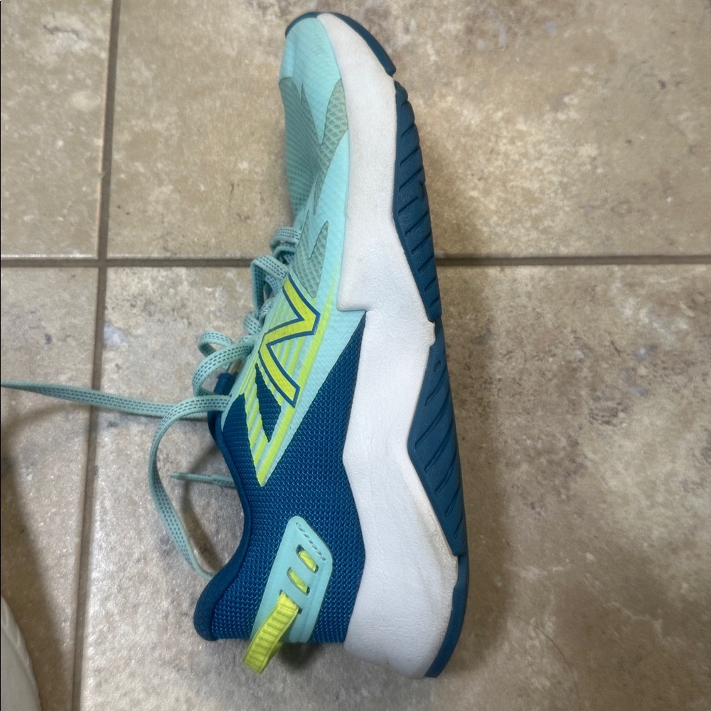 Girls (big kid) New Balance rave run sneaker
Size 6 - Picture 4 of 8